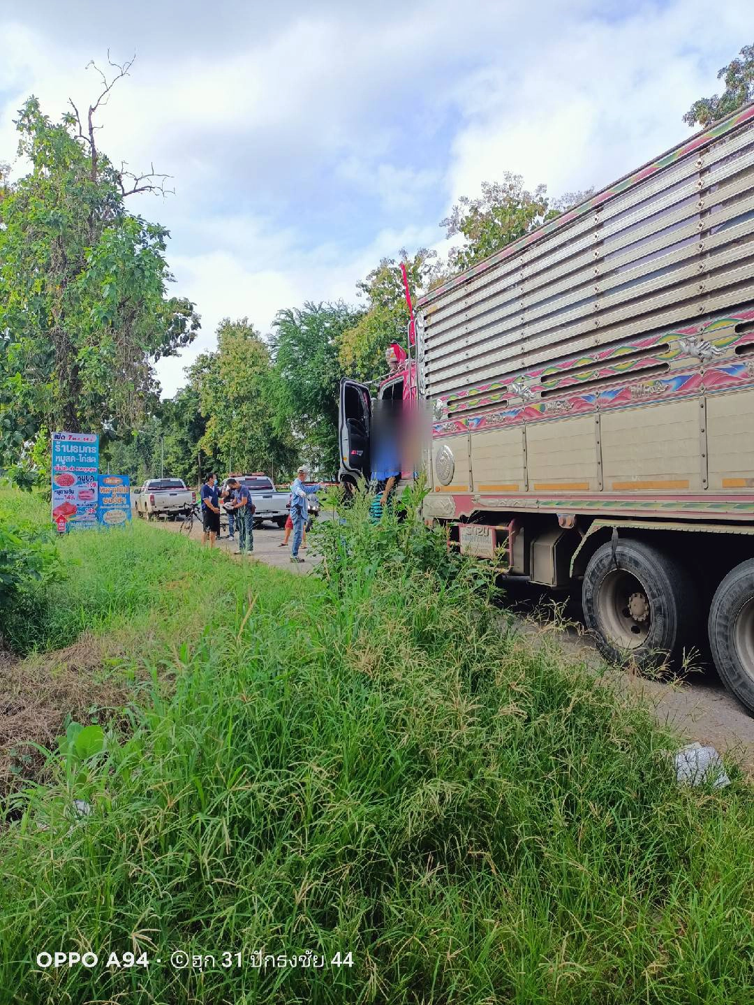 สลดหนุ่มผูกคอตายคารถบรรทุกริมถนน คาดเกิดจากภาระหนี้สิน