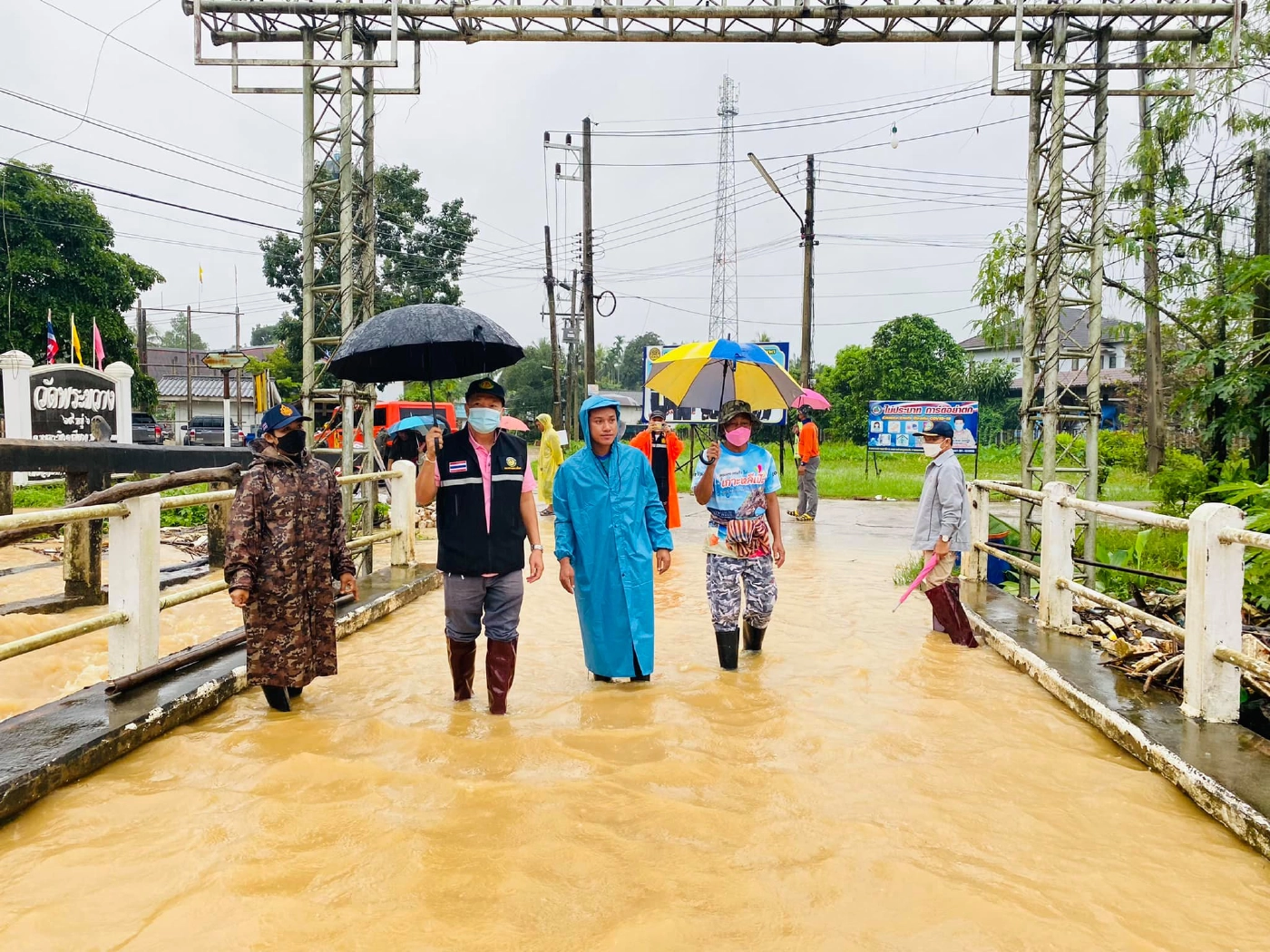 น้ำท่วม จ.ชุมพร เสียชีวิตแล้ว 2 รายไฟฟ้าช็อต