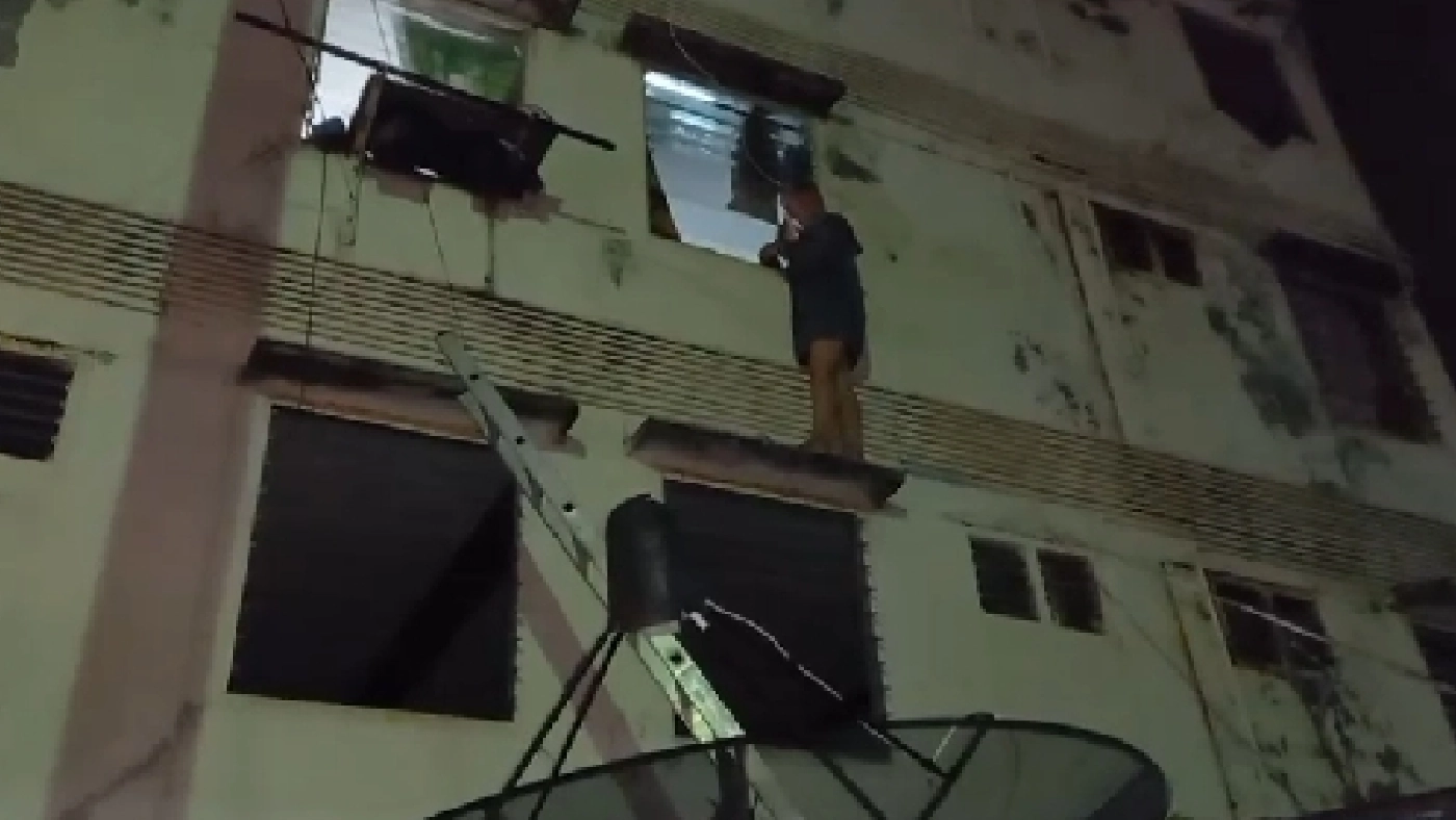 สาวคลั่งโดดตึก อาสากู้ภัยล็อกตัวช่วยไว้ได้ปลอดภัย