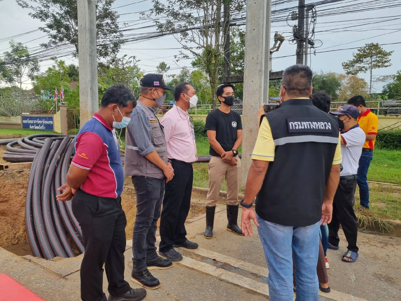 ไฟฟ้าตรังแอ่นอกรับเยียวยาสาวใหญ่ขับจยย.ตกหลุมลึก