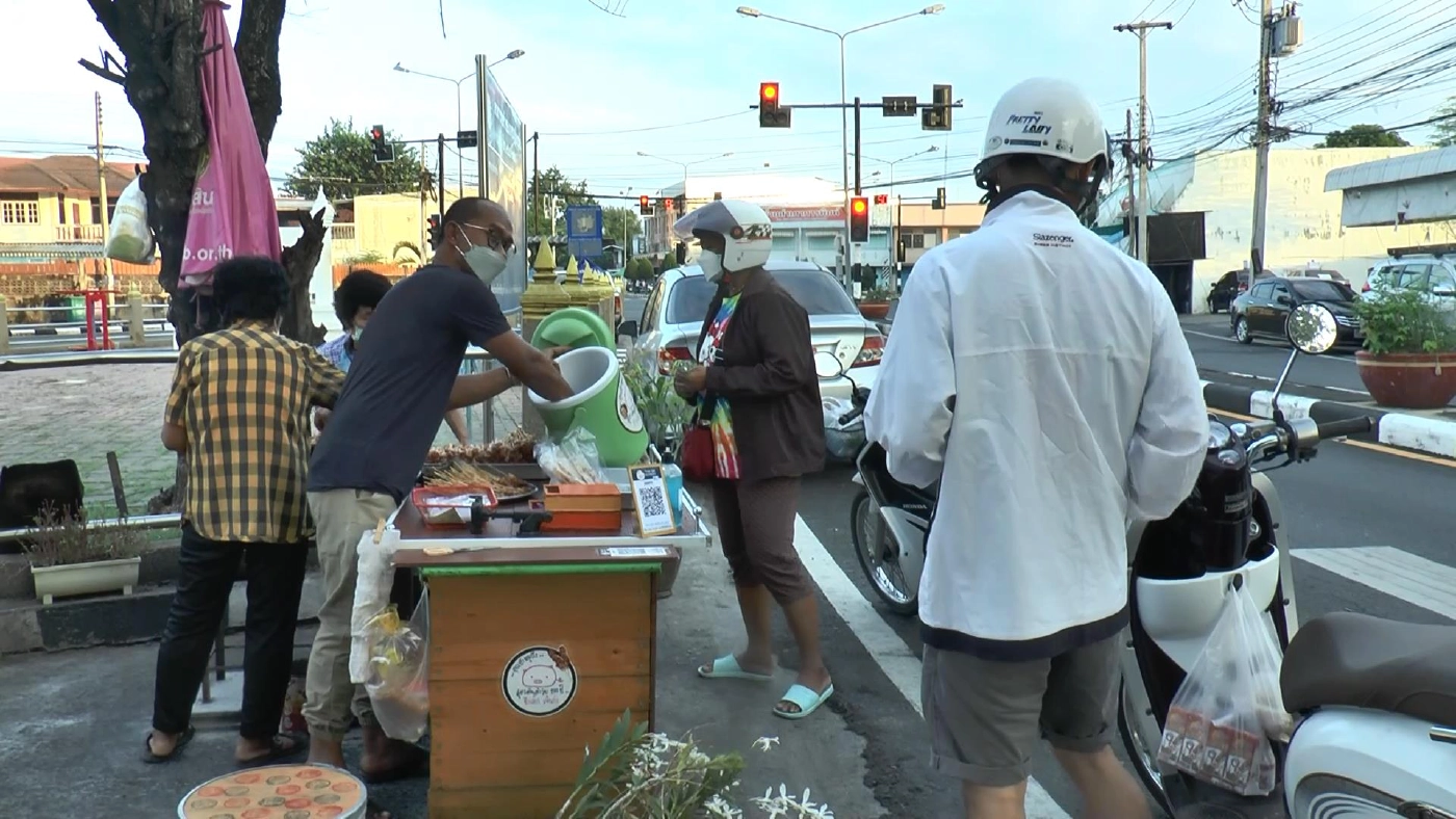 หมูปิ้งป้าเล็ก ป้าน้อยสวน 200 ปี ไม้ละ 5 สลึง