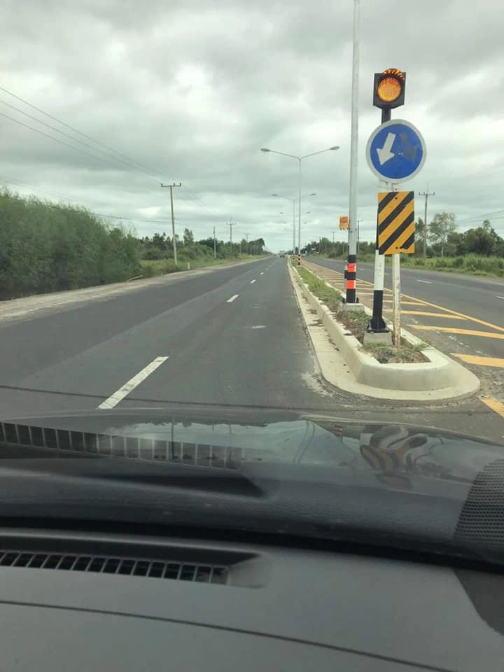 อันตรายมาก ! ชาวเน็ตจวกยับออกแบบถนนชุ่ย – รถเสี่ยงอุบัติเหตุ