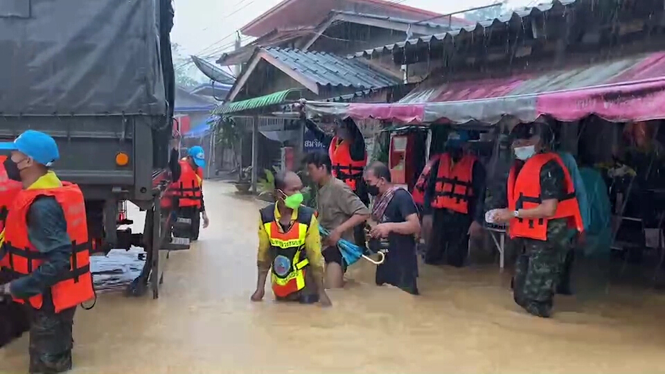 อ.กระบุรีน้ำท่วมสูงต่อเนื่องฝนตกหนักติดต่อเฝ้าระวังดินสไลด์