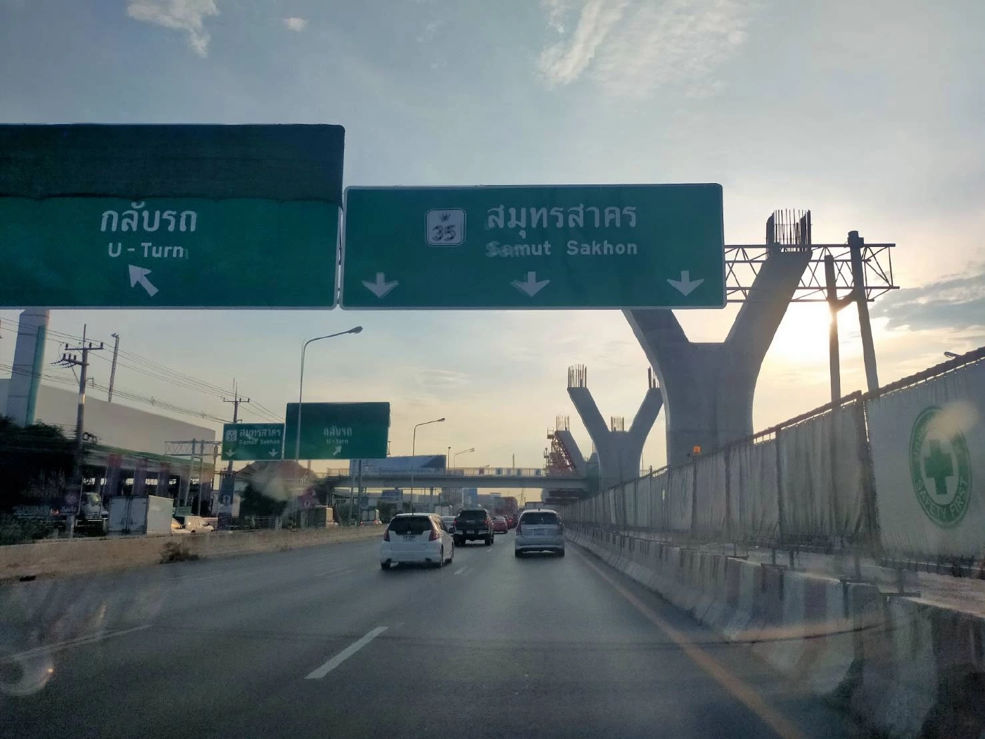 ระทึก! เครื่องบินเล็กฝึกบินเอกชนขัดข้องร่วงขณะลงจอดที่มหาชัย