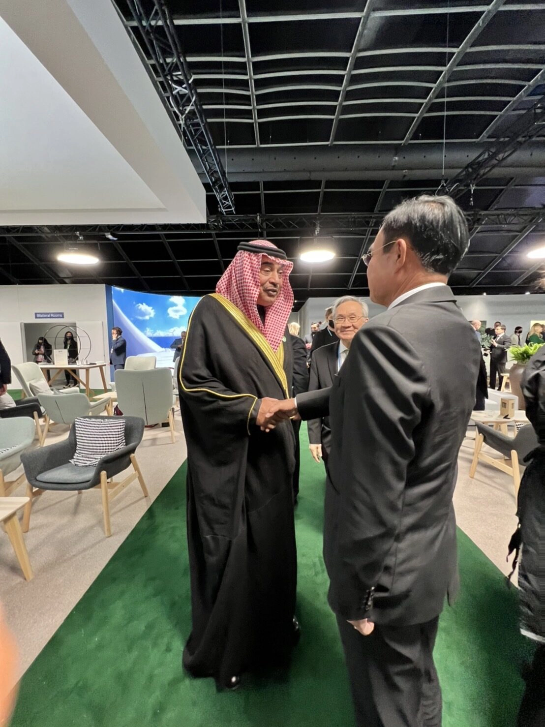 ประชุมCOP26 "บิ๊กตู่" ใช้ข้อศอกชนทักทายผู้นำนานาชาติ