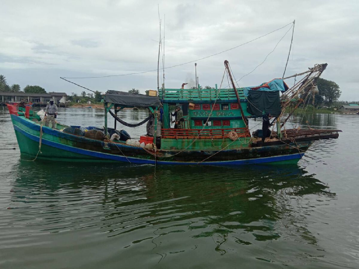 กองทัพเรือจับกุมเรือประมงเวียดนามรุกล้ำน่านน้ำที่นราธิวาส