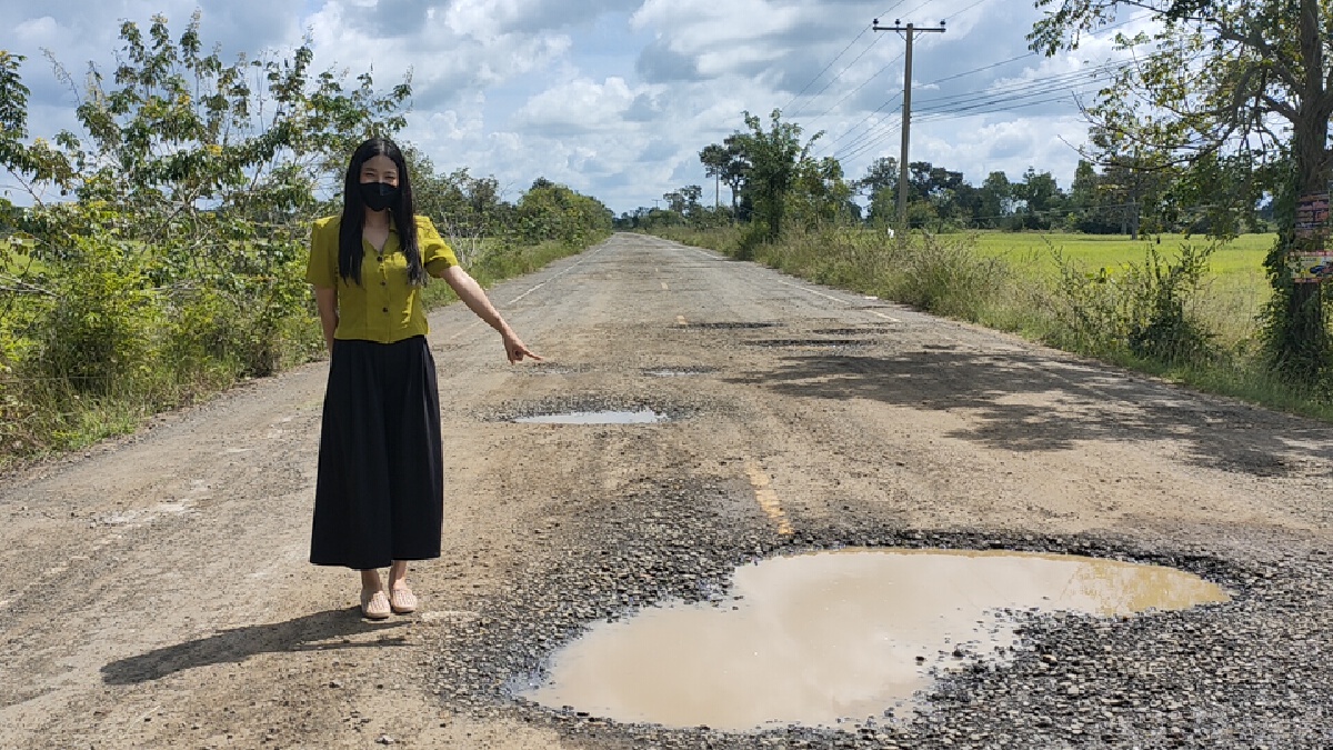 ครูสาวไม่ทน โพสต์โวยถนนสุดห่วยหลังพ่อประสบอุบัติเหตุไตฉีกต้องส่ง รพ.