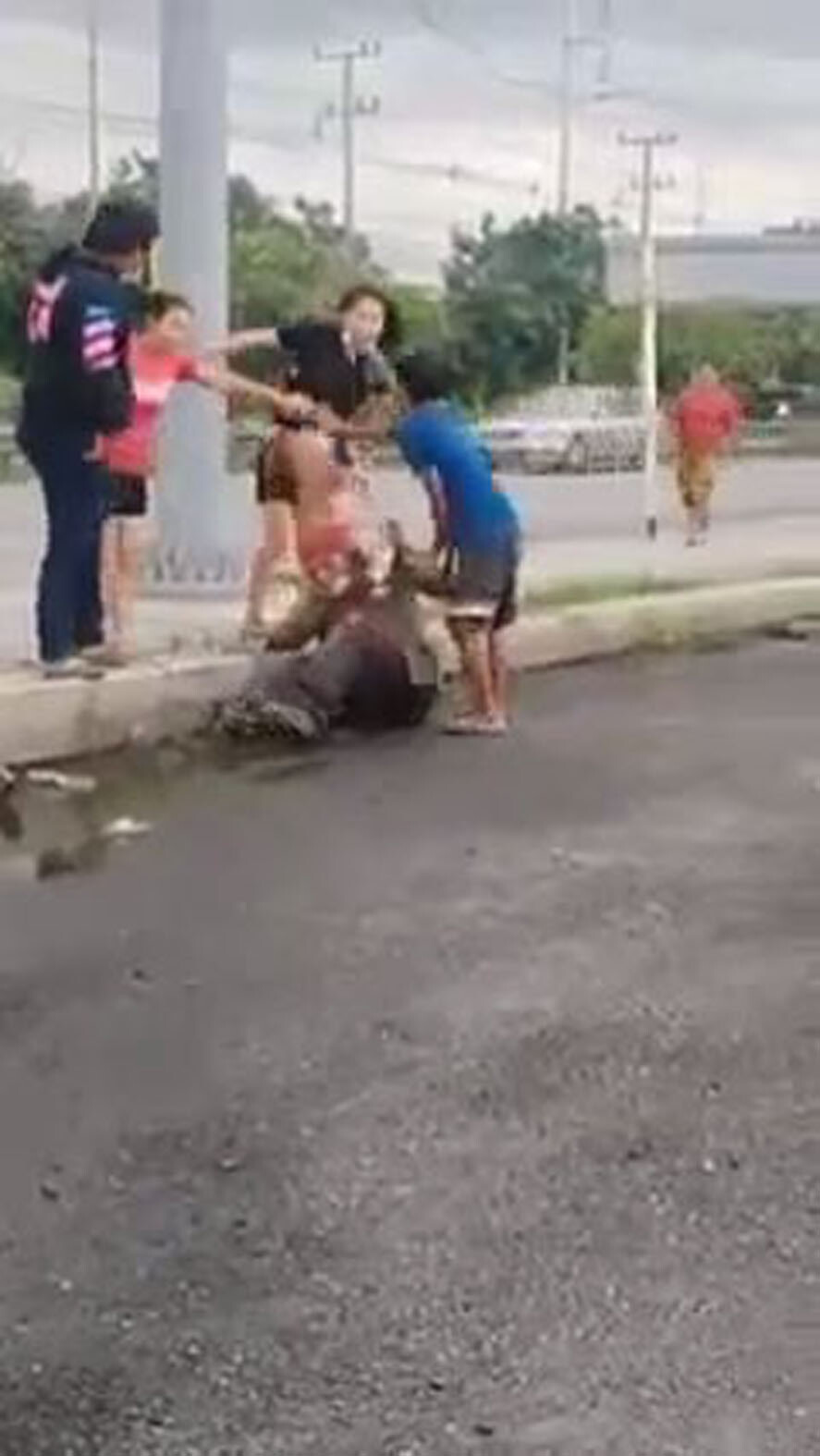 ภัยสังคม! ชาวบ้านรุมยำหนุ่มเมากาวปีนเข้าไปลวนลามหญิงสาวถึงในบ้าน 