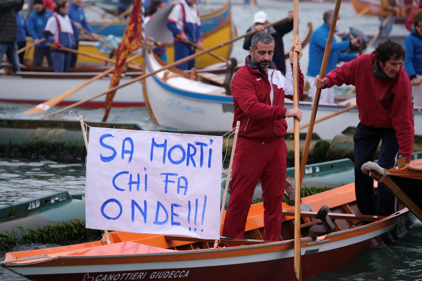 ชาวเวนิสพายเรือประท้วง รัฐบาลเมืองเอาใจแต่นักท่องเที่ยว