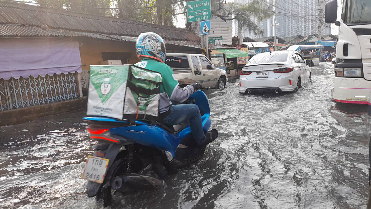 น้ำทะเลหนุนสูงทะลักเข้าท่วมถนน-ตลาดและวัดย่านปากน้ำ