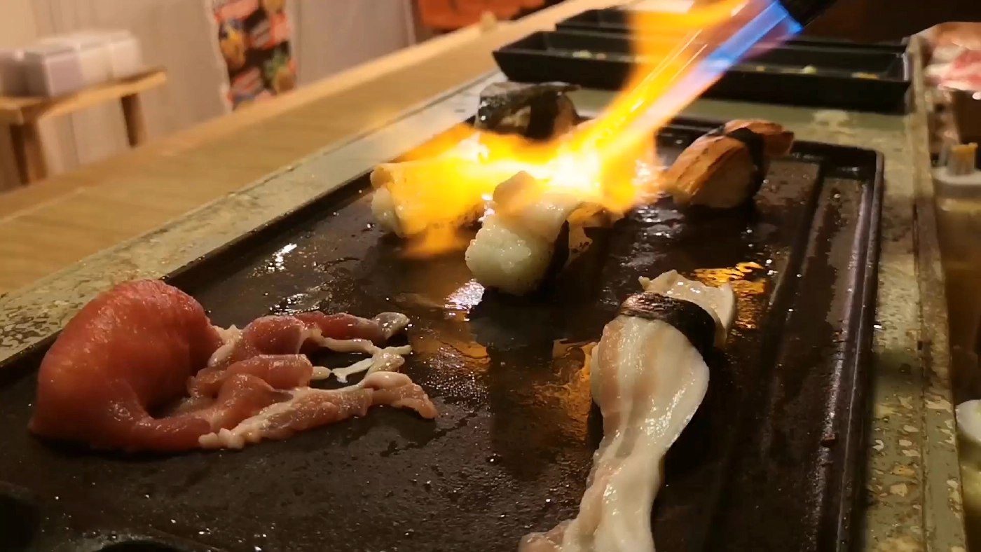 ซูชิย่างไฟฝีมือครูสาวตรังและเพื่อนเชฟสาวจากเกาะพงัน