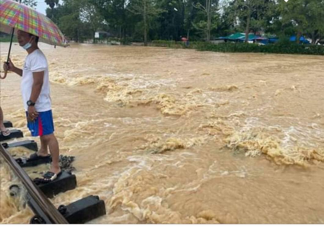รฟท.บรรทุกหิน 2 ขบวน แก้น้ำท่วมย่านสถานีสวี