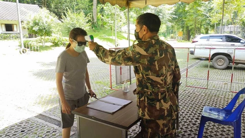 อุทยานดอยสุเทพ-ปุยให้จนท.ติดเข็มกลัด”ฉีดวัคซีนแล้ว”ให้นทท.มั่นใจ