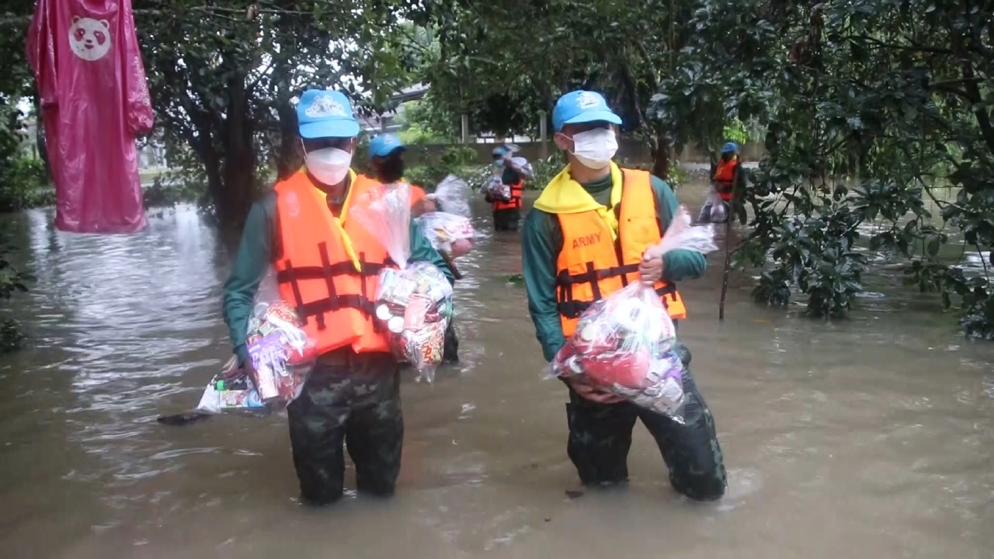 มทภ.4 ลุยช่วย 50 ครัวเรือน ชุมชนวังมะพร้าวจมน้ำ