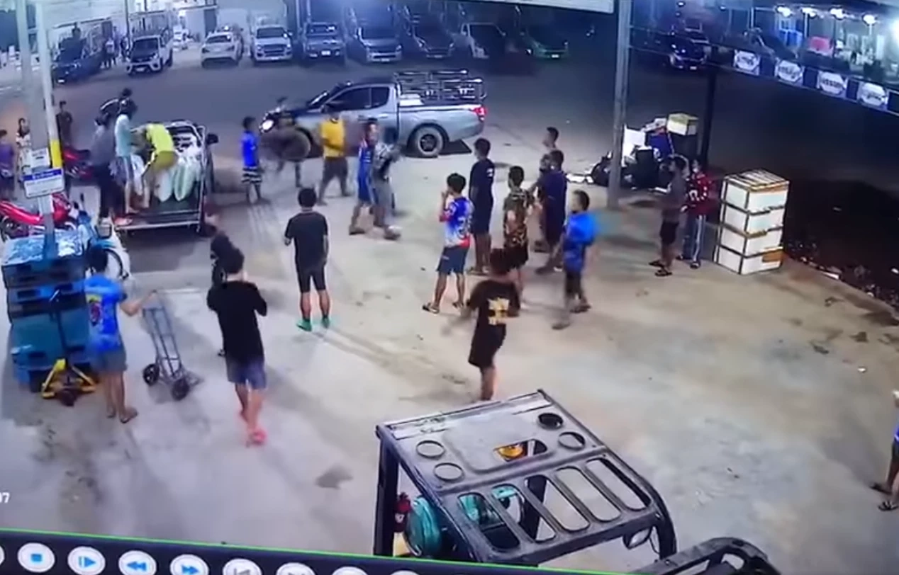 เถื่อน! แก๊งโจ๋ตลาดทะเลไทย ยกพวกรุมทำร้ายอริเจ็บหนัก