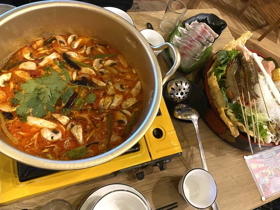 ภาพอาหารไทยในร้านอาหารไทยแห่งหนึ่งในนครคุนหมิง มณฑลอวิ๋นหนานทางตะวันตกเฉียงใต้ของจีน