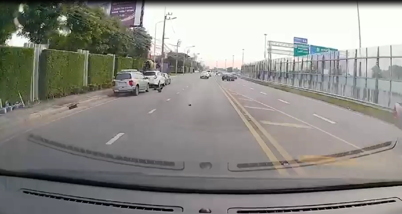 รถเก๋งเบรกไม่อยู่ พุ่งชนเละ 2 คัน 