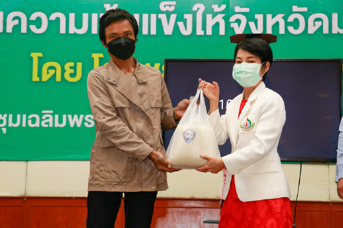 นาทีทองผู้โชคดีฉีดวัคซีนรับทองคำและข้าวสารกลับบ้าน