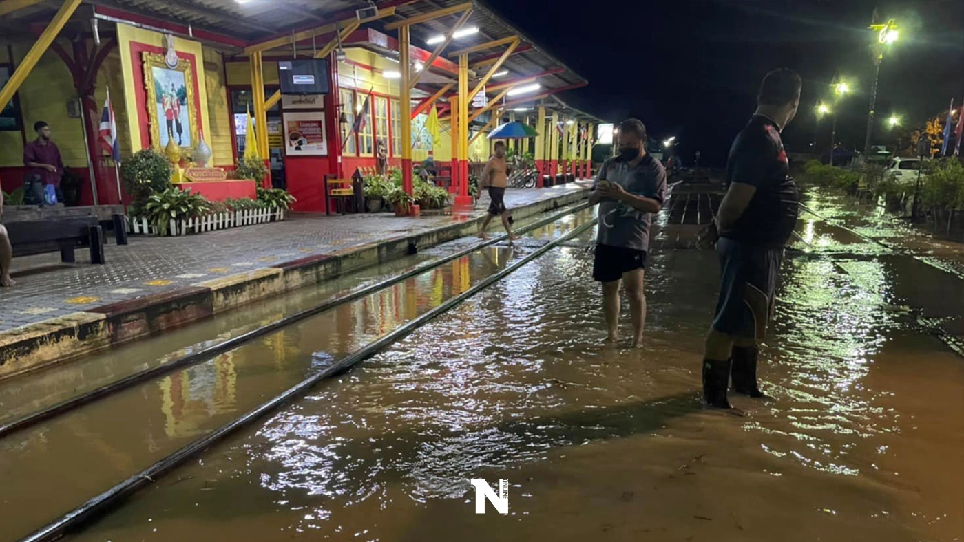 น้ำท่วมหนัก การรถไฟฯ ยกเลิก 8 ขบวน ปิดทางสายใต้ ช่วงสถานีสวี-เขาสวนทุเรียน