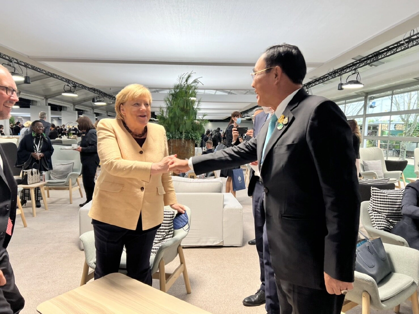 ประชุมCOP26 "บิ๊กตู่" ใช้ข้อศอกชนทักทายผู้นำนานาชาติ