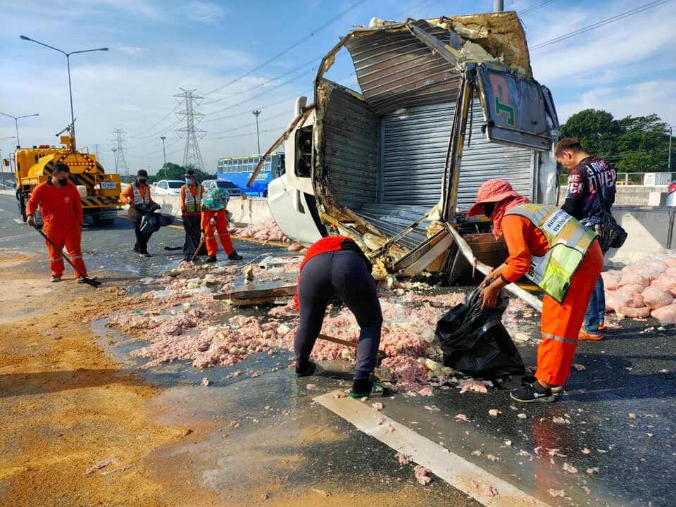 เทกระจาด ! รถบรรทุกเนื้อสัตว์พลิกคว่ำบนมอเตอร์เวย์สาย9