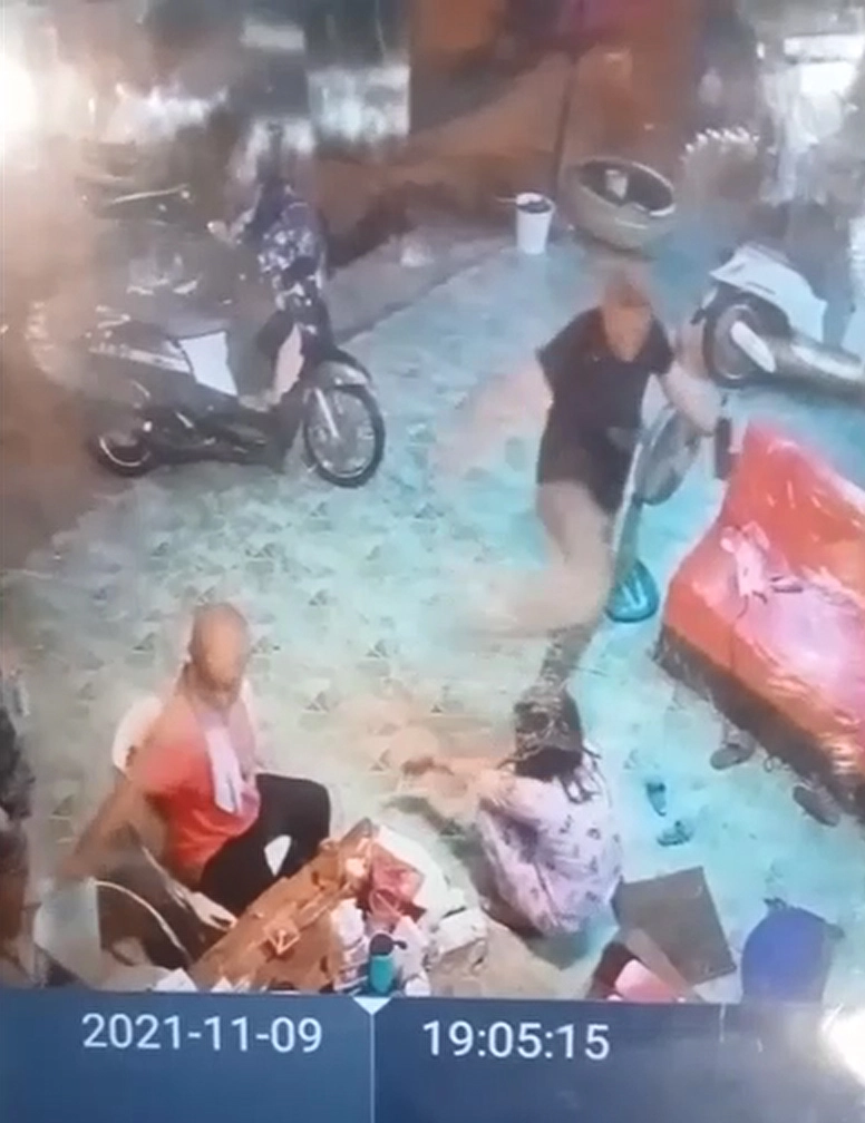 เข้ากรุ! สั่งย้ายดต.เตะเสยคางสาวสอง ตั้งข้อหาทำร้ายร่างกายพ่วงสอบวินัย