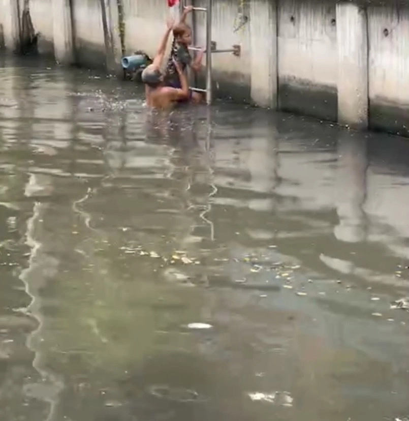 ลุง 61 ฮีโร่ กระโดดน้ำช่วยเด็กตกคลอง ปลอดภัย