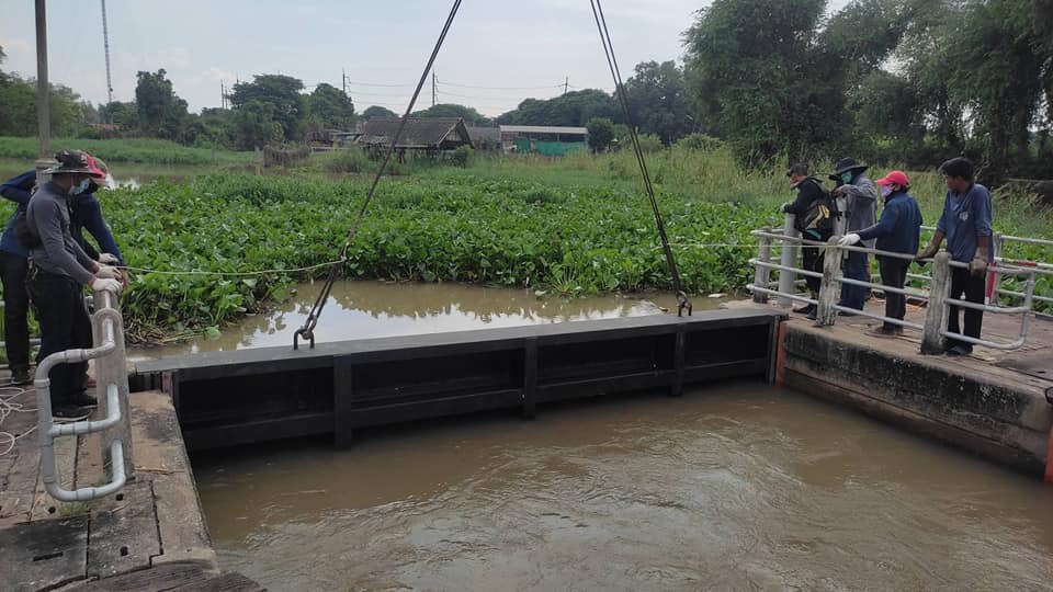 กรมชลฯ ปิดกั้นประตูเรือผักไห่สำเร็จ ช่วยลดปริมาณน้ำ