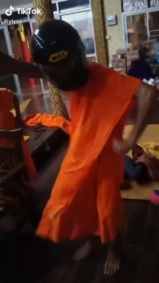 คลิปแต่งกายเป็นพระ ใส่หมวกกันน็อคเต้นโชว์สเต็ป