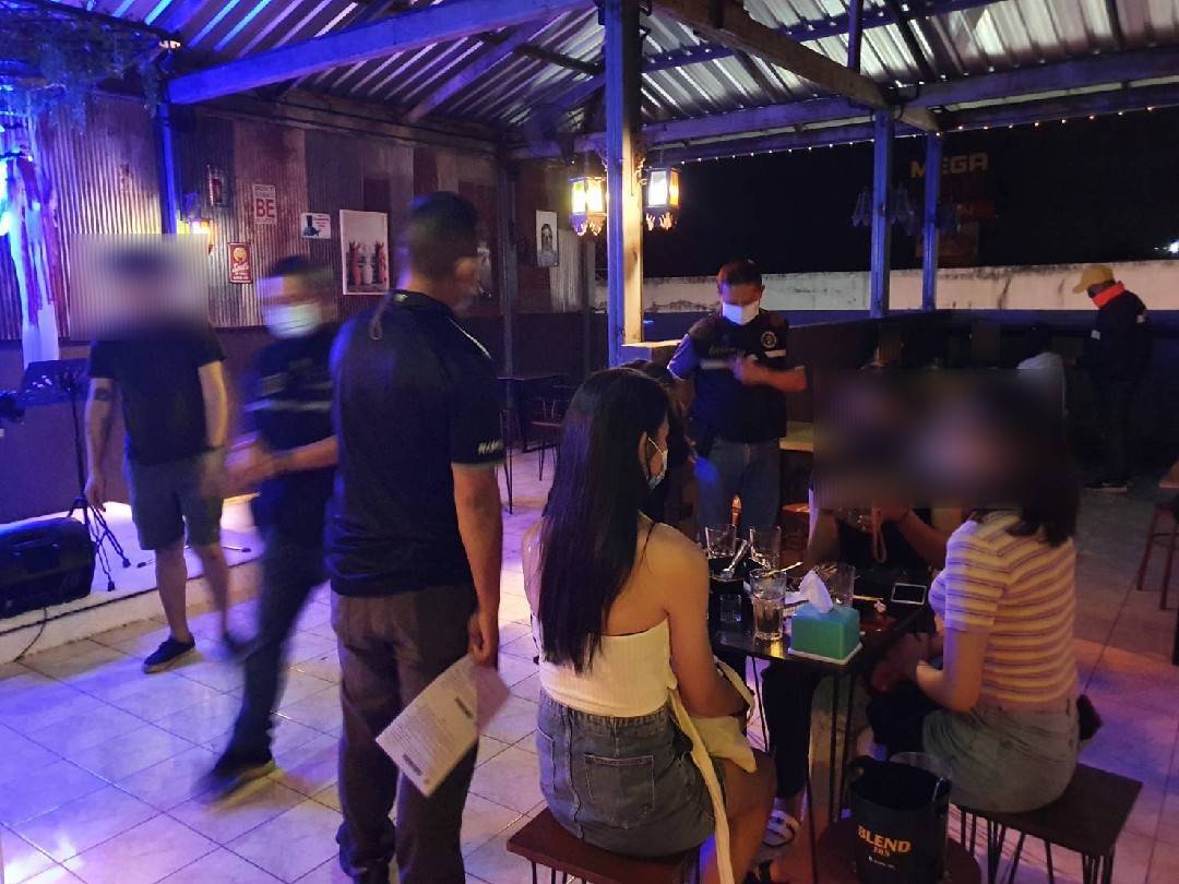 ตำรวจเชียงรายจับร้านอาหารฝ่าฝืนขายเหล้า