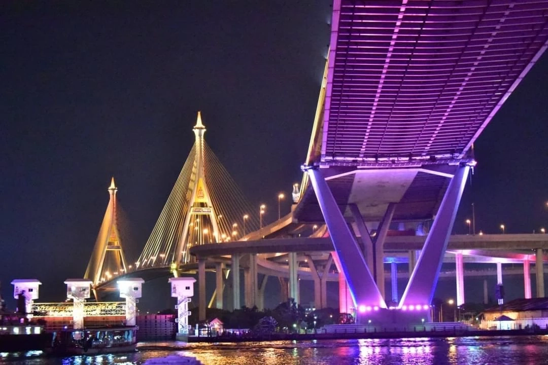 สีสันวันลอยกระทง ชมทัศนียภาพไฟประดับสะพานข้ามแม่น้ำเจ้าพระยา (คลิป)