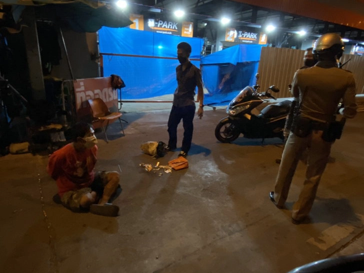 ไม่รอด! ตร.บุกจับ "หนุ่มนักทำอุปกรณ์" เสพยาริมถนน