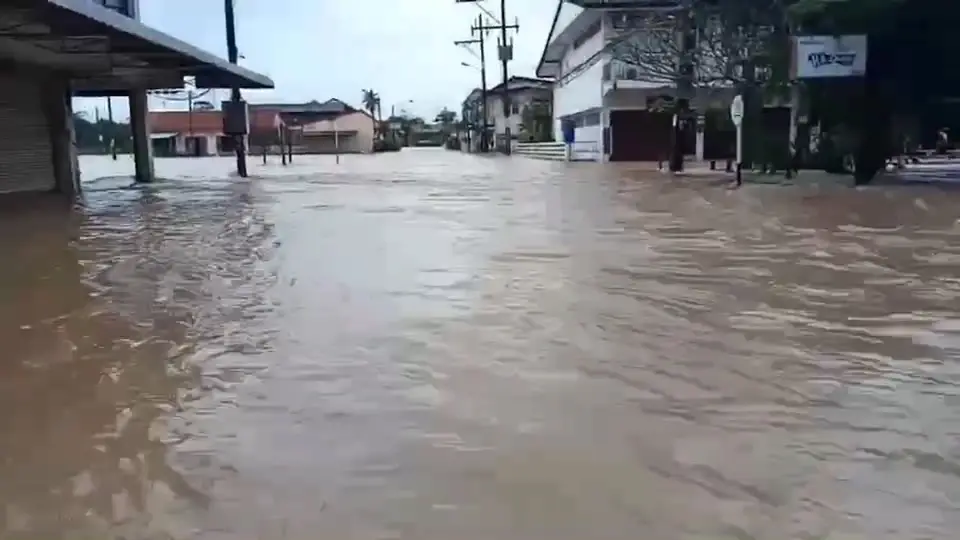 สั่งอพยพด่วน!! น้ำป่าหลาก ซ้ำน้ำทะเลหนุน ทะลักท่วมเทศบาลตำบลท่าชนะ