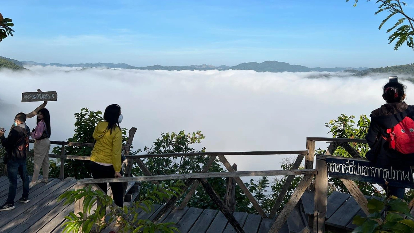 "ยอดภูหลวง" คึกคัก นักท่องเที่ยวแห่ชมทะเลหมอกหนาแน่นยาวนาน