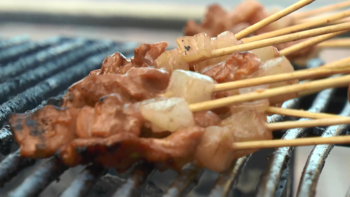 หมูปิ้งป้าเล็ก ป้าน้อยสวน 200 ปี ไม้ละ 5 สลึง