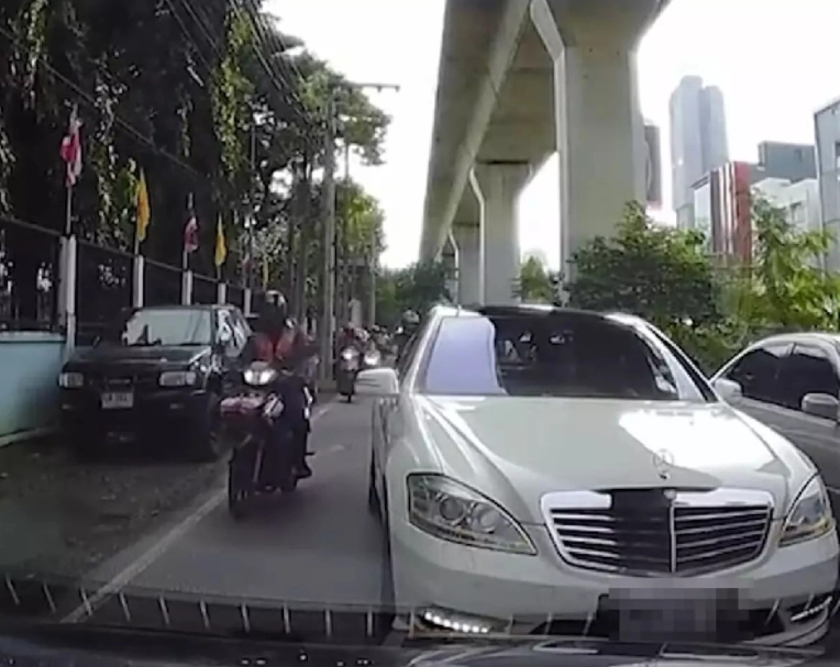 ด่วน !  เด้งตำรวจทองหล่อ นำขบวนรถวีไอพีหมอบุญ