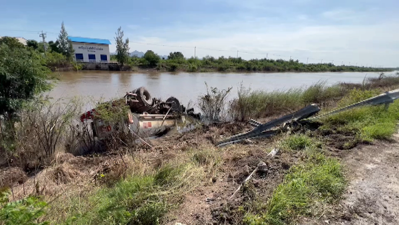 คนขับบรรทุกน้ำมันวูบตกคลองอาการสาหัส