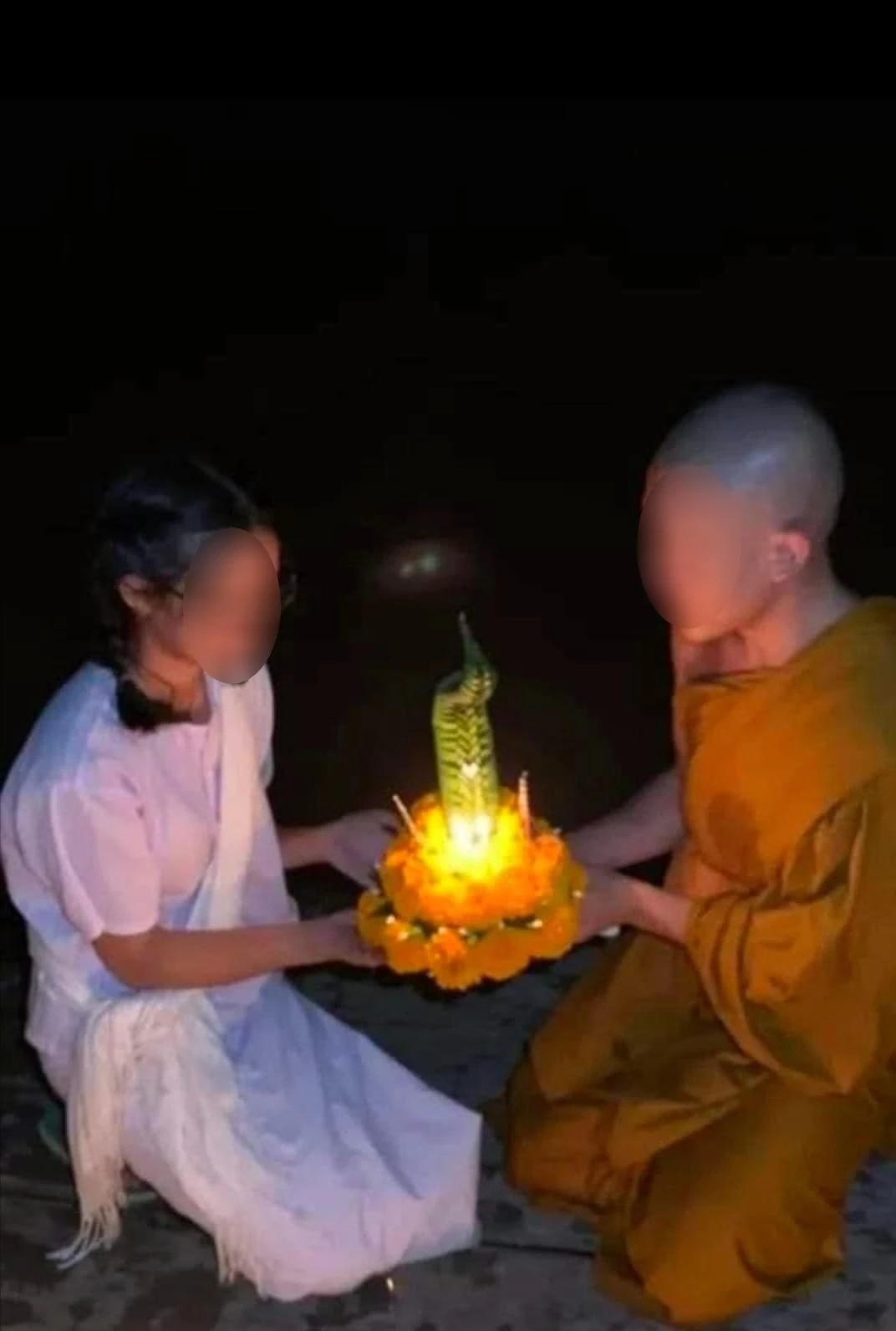 ที่แท้ภาพเก่า "พระหนุ่ม" ถ่ายรูปคู่ "สาวชุดขาว" ร่วมลอยกระทง