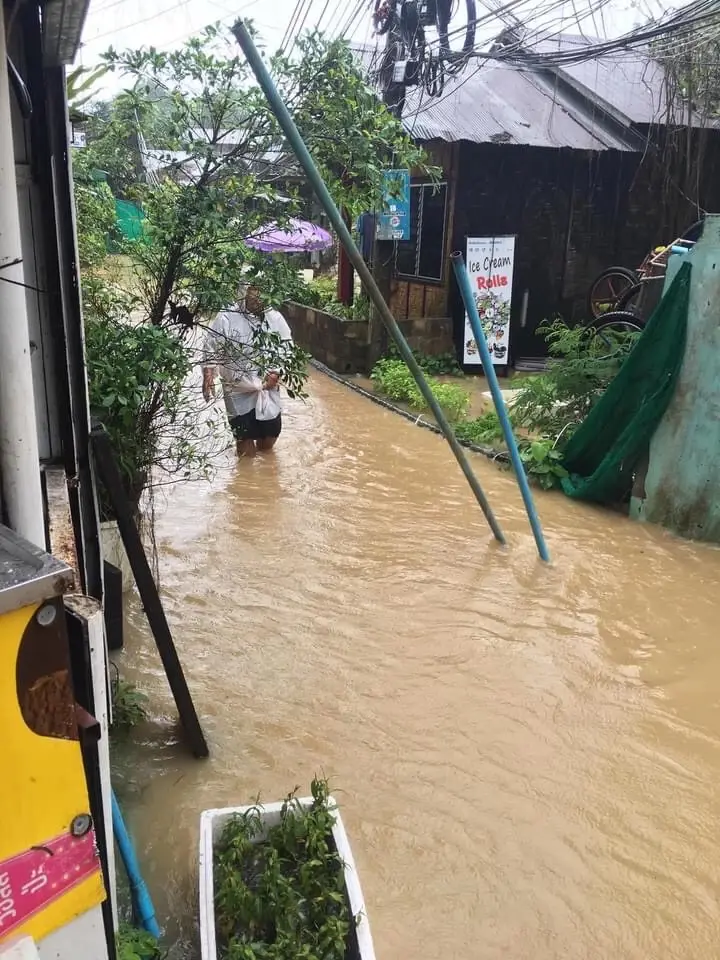 มวลน้ำทะลักท่วมเกาะพีพี นักท่องเที่ยวหนีจ้าละหวั่น