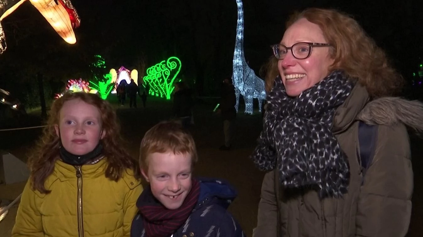 ไดโนเสาร์คืนชีพในงานนิทรรศการแสงสีที่ฝรั่งเศส