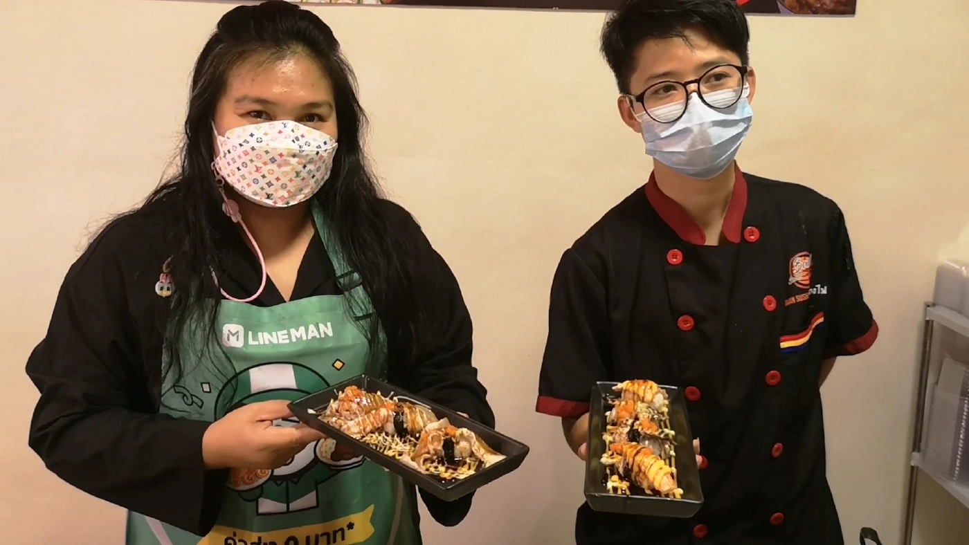 ซูชิย่างไฟฝีมือครูสาวตรังและเพื่อนเชฟสาวจากเกาะพงัน