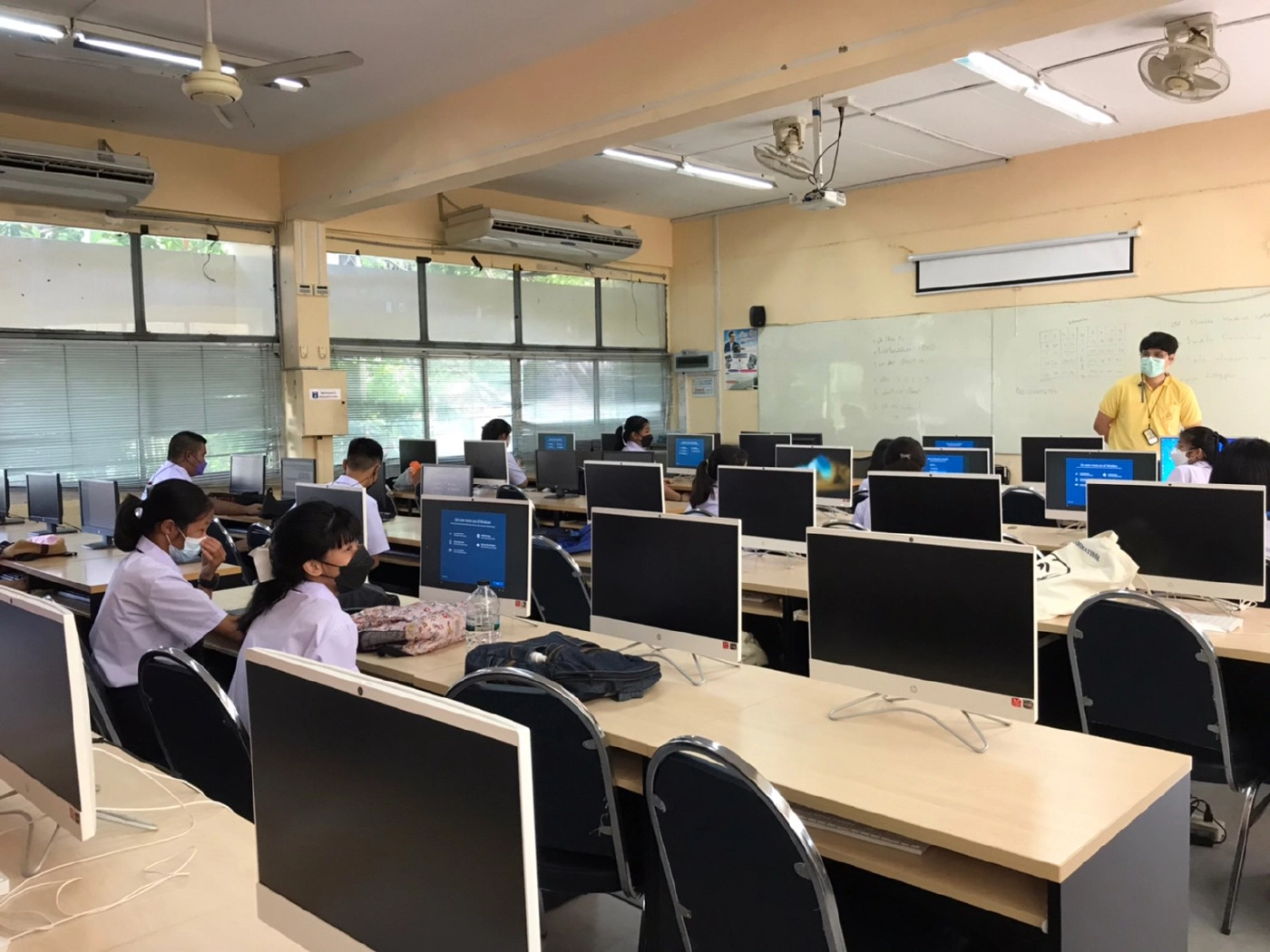 บรรยากาศการเปิดเทอมวันแรกของวิทยาลัยเทคนิคมีนบุรี