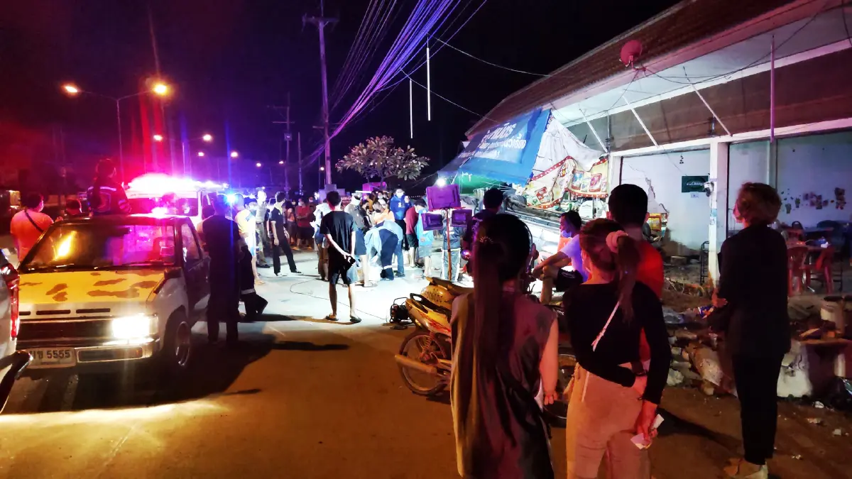 รปภ.หนุ่มใหญ่ซิ่งกระบะเหินข้ามเกาะ ชนร้านข้าวต้มร้านขายอาหารสัตว์ดับ