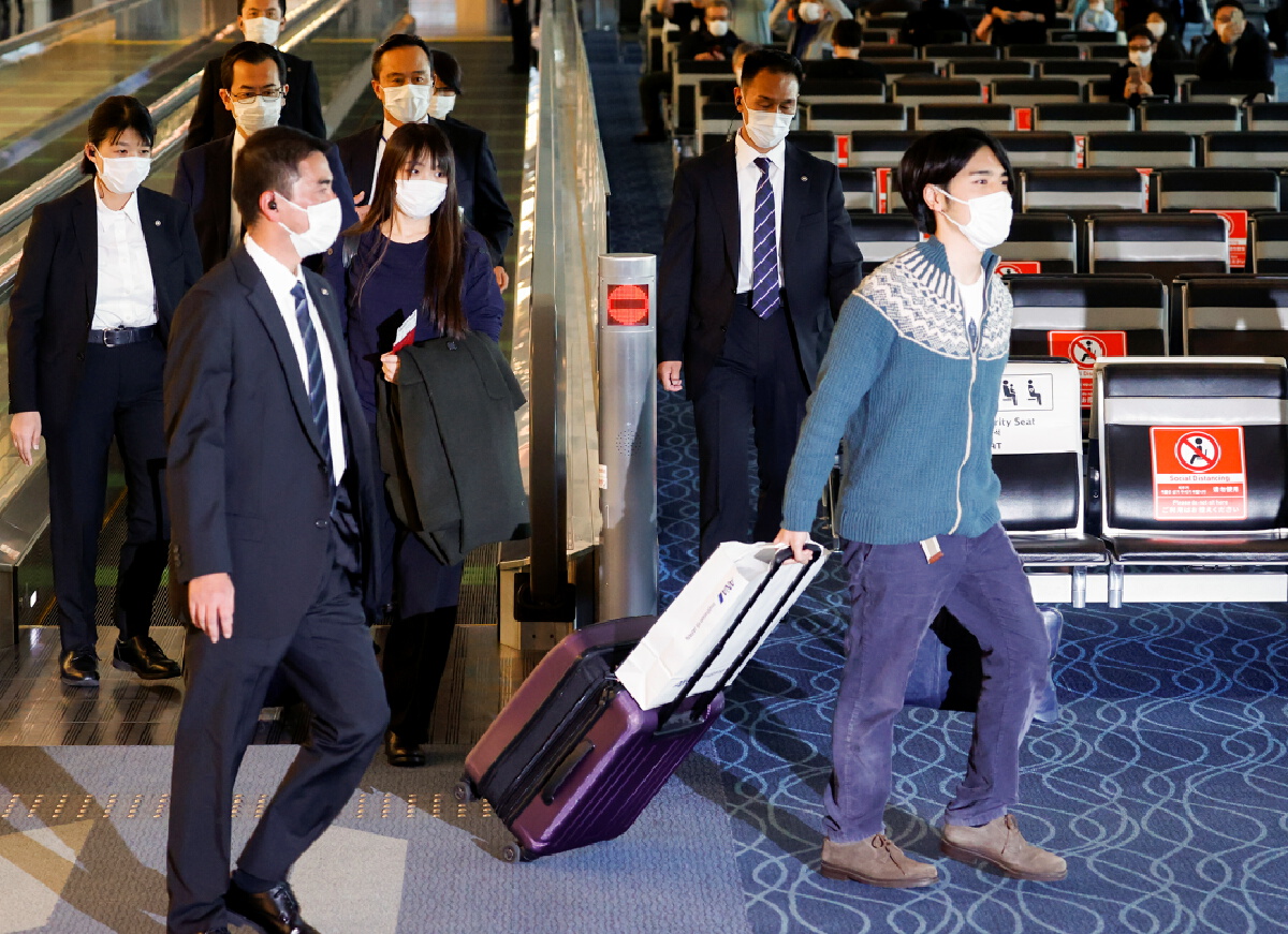 ภาพ Reuters : มาโกะและสามีที่สนามบินฮาเนดะ