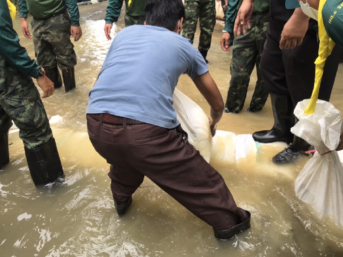 กองพลที่ 1 รอ. นำกำลังวางแนวกระสอบทรายกันน้ำเอ่อท่วมบ้าน ปชช.