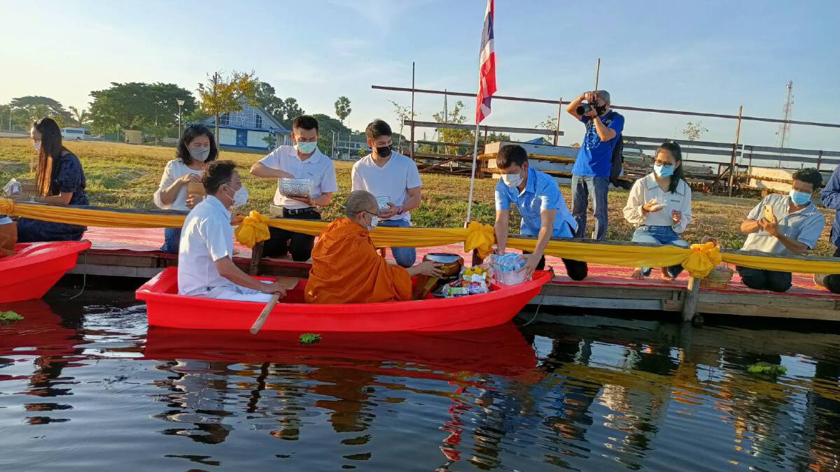 ฟื้นตักบาตรทางน้ำ ทุกวันเสาร์ ประเพณีที่งดงามของชาวสกลนคร