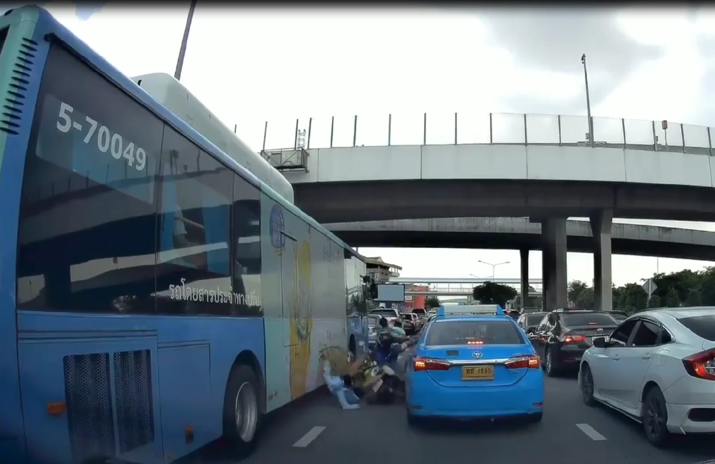 เพจดังประจาน &quot;เด็กแว้น&quot; ซิ่งทะลุนรกชนเละ