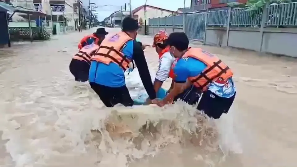 สั่งอพยพด่วน!! น้ำป่าหลาก ซ้ำน้ำทะเลหนุน ทะลักท่วมเทศบาลตำบลท่าชนะ