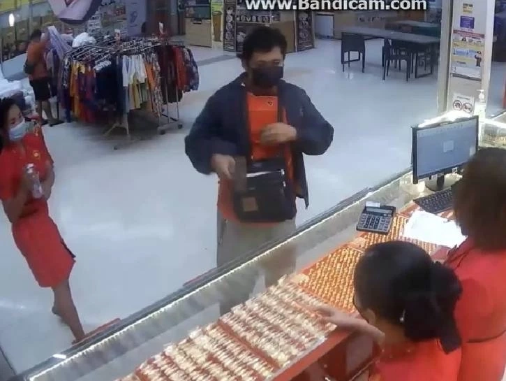ด่วน!คนร้ายชิงทองกลางห้างชัยภูมิกวาดทอง 33 บาท