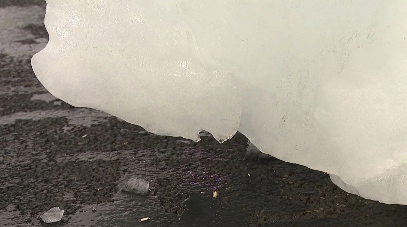 ตั้งน้ำแข็งขั้วโลกเหนือ 4 ตัน เตือนสติ COP26 ลดโลกร้อน